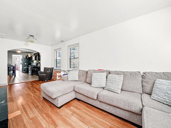 4th image of 142 W Swann St