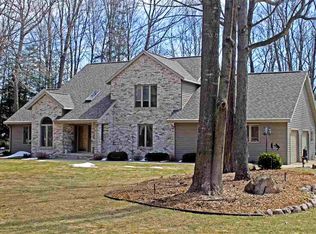 5868 Donegal Ln, Oconto Falls, WI 54154