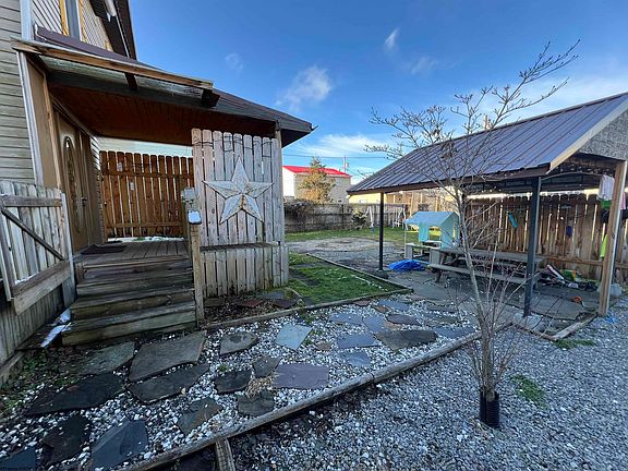 4th image of 1104 S Kerens Ave