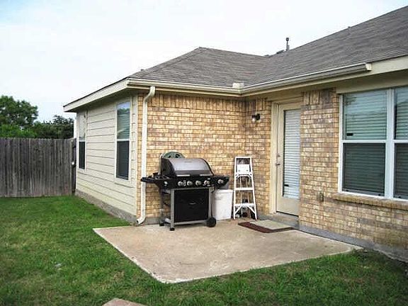 2nd image of 816 Oakbrook Dr