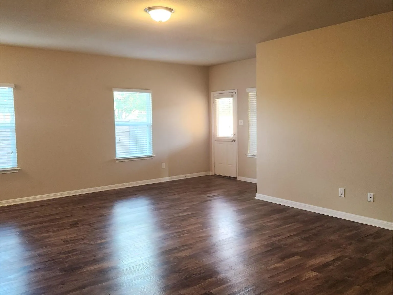 4 bed, 2.0 bath, 1754 sqft, $2,050 — Photo 4