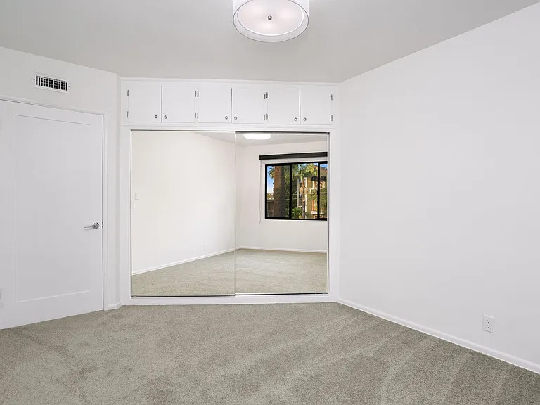 2033 N Beachwood Dr — Photo 4