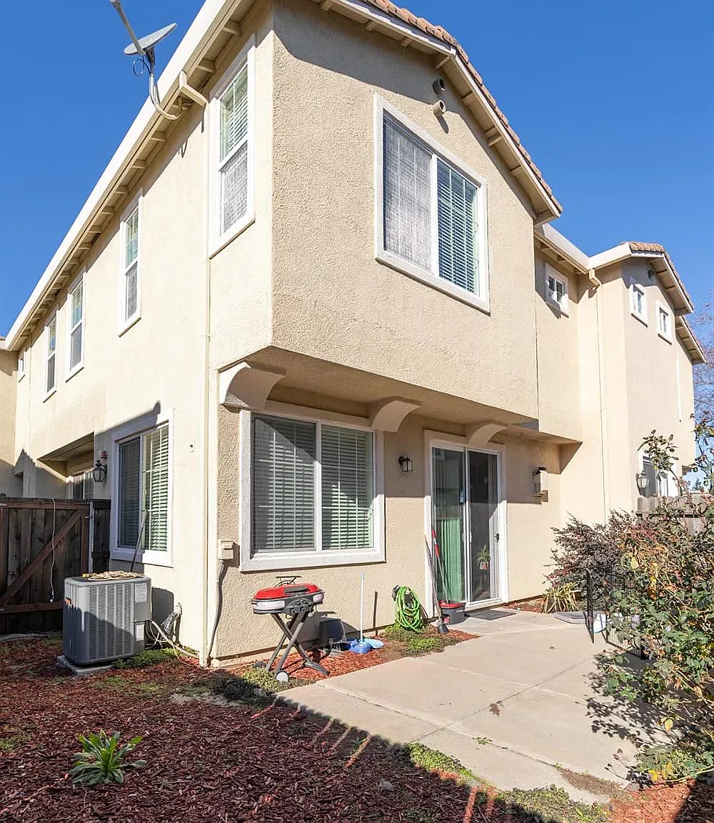 3 bed, 2.5 bath, 1432 sqft, $2,599 — Photo 4