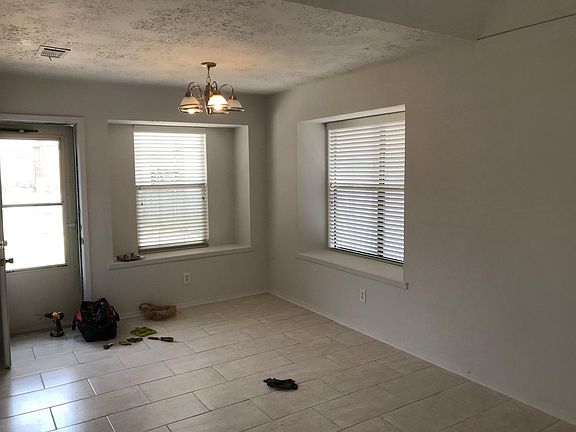 3rd image of 1005 Field Trail Dr