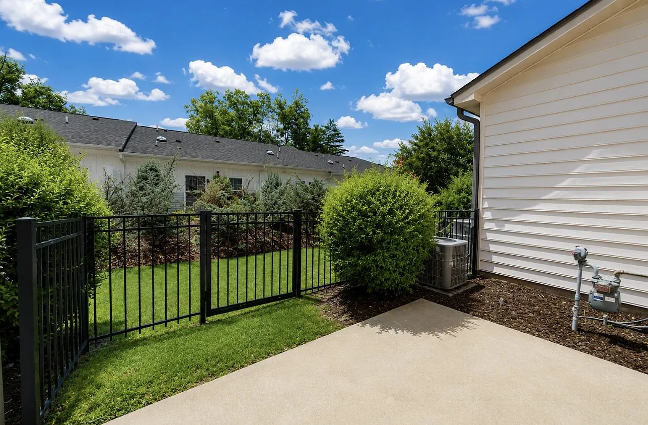 3 bed, 2.5 bath, 1716 sqft, $2,375 — Photo 2