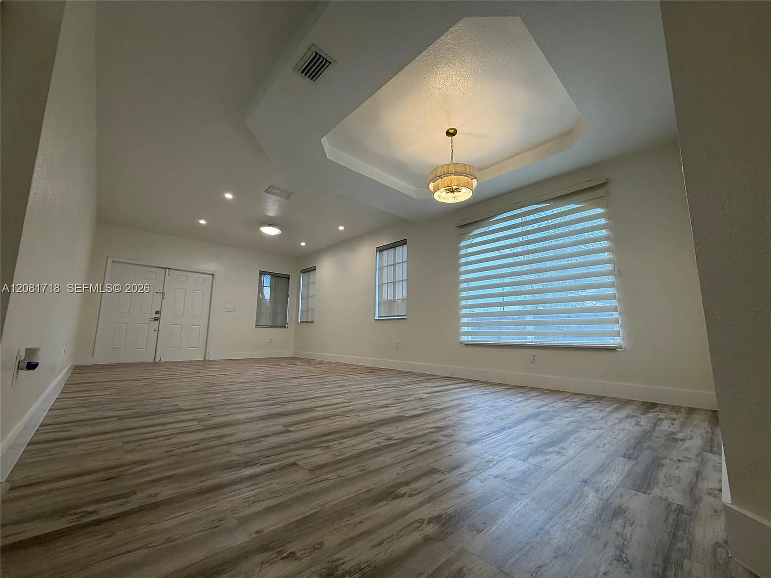 5 bed, 2905 sqft, $5,725 — Photo 3