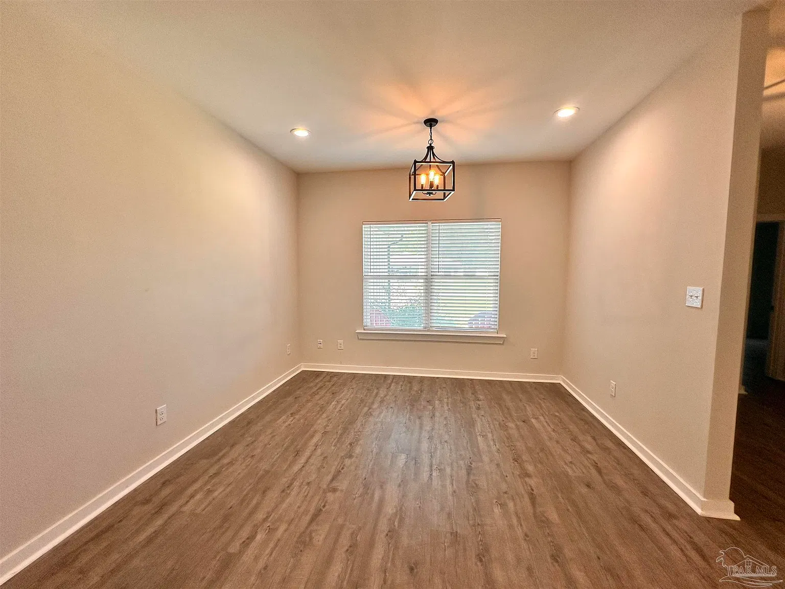 4 bed, 1990 sqft, $2,400 — Photo 3