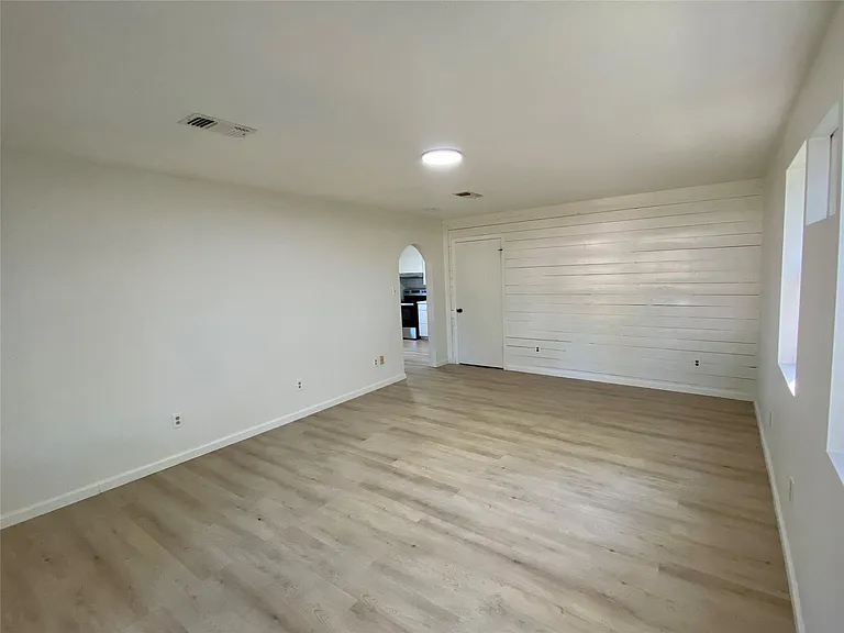319 1/2 N Cochran St — Photo 3