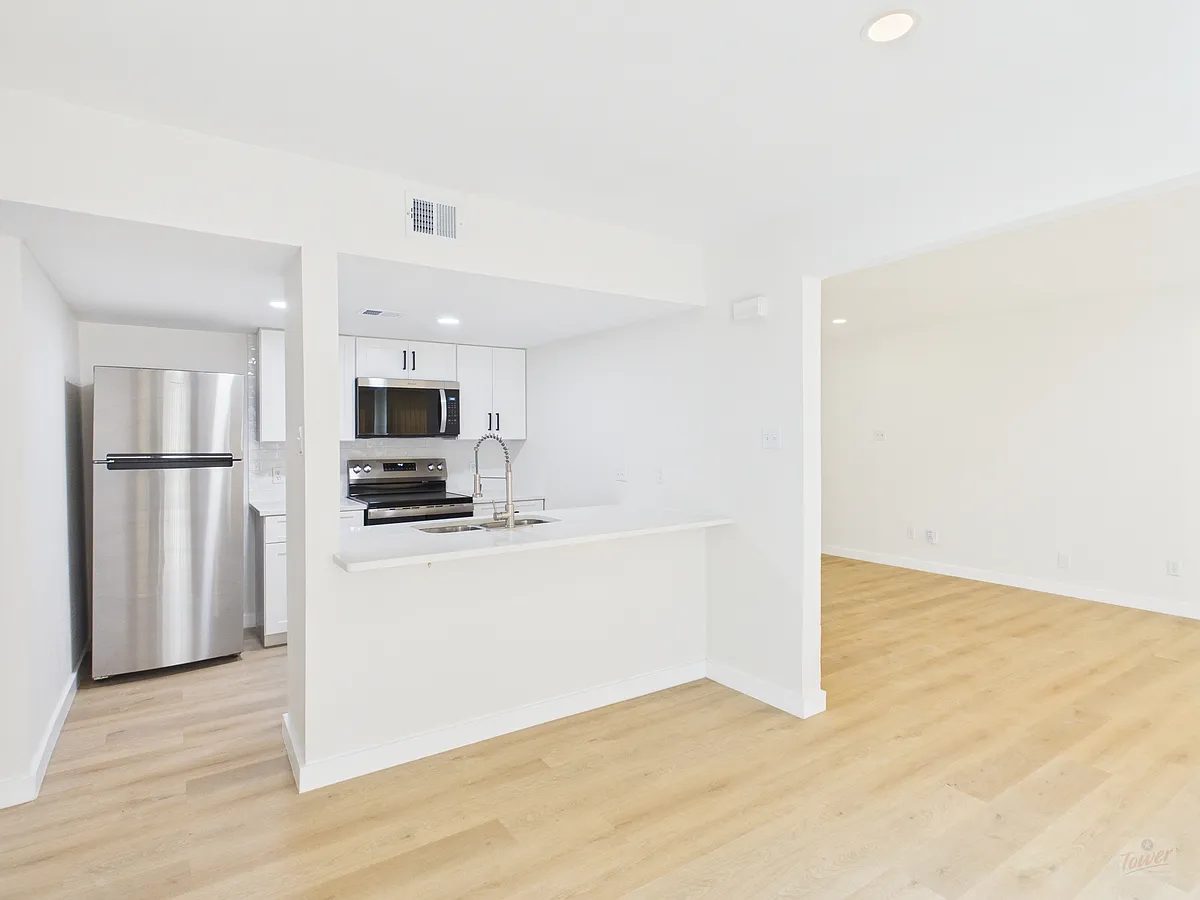 Building Photo - 2124 Burton Dr #105