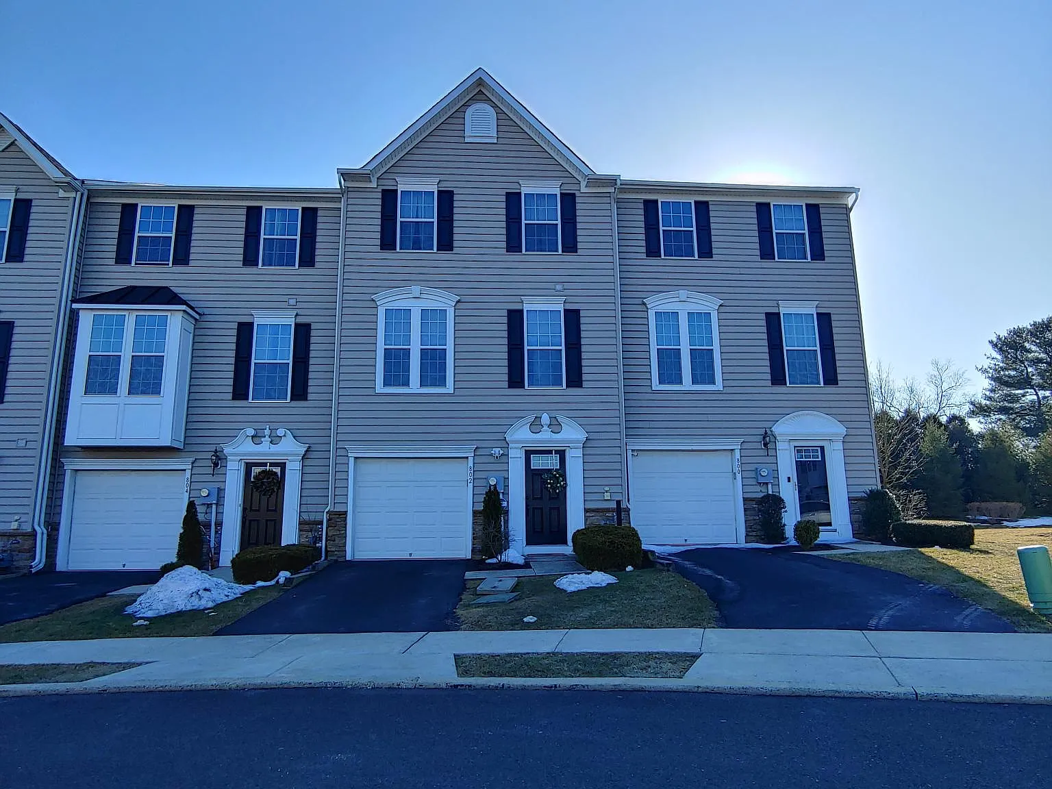 3 bed, 2.5 bath, 1930 sqft, $2,700 — Photo 1