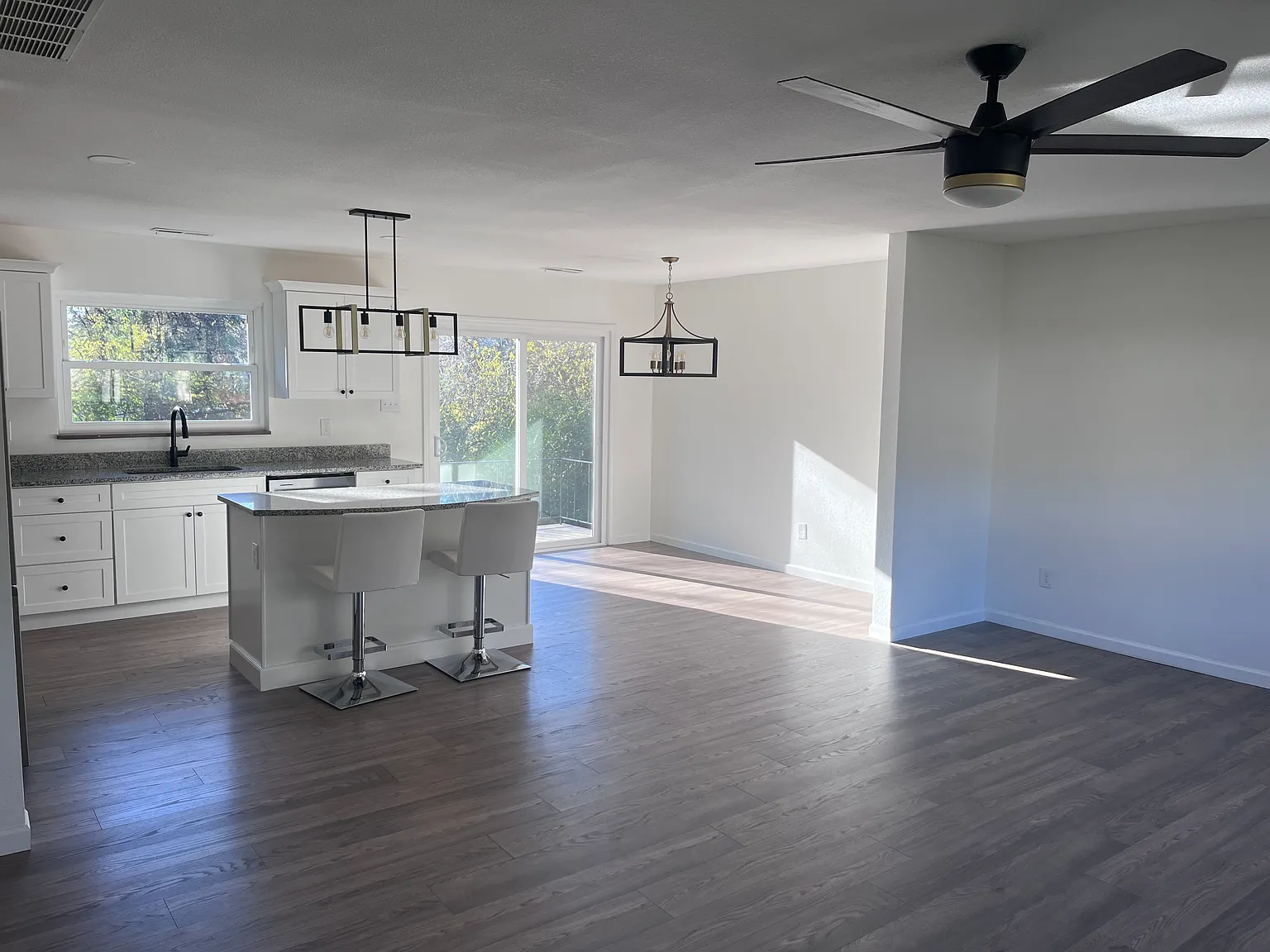 121 Peterson Rd — Photo 2