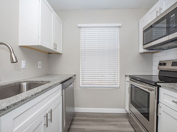 3rd image of 2101 N Evergreen St #2015S