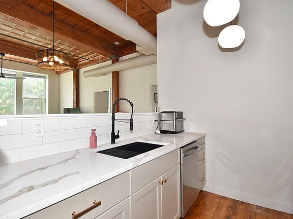 3rd image of 385 Worthington St #2F