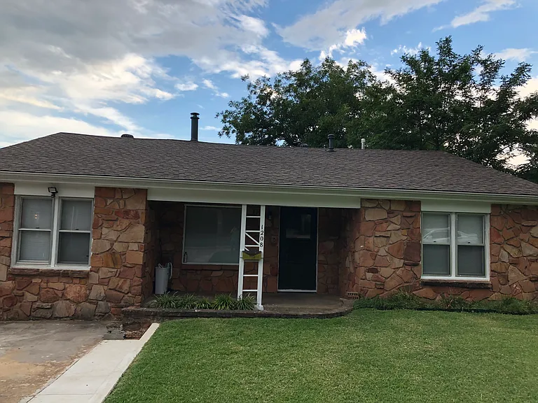 1208 E Hurd St — Photo 1