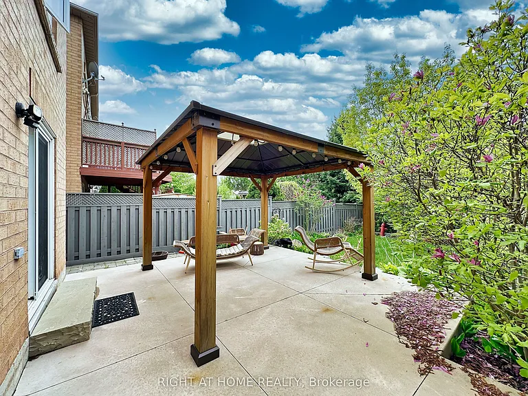 2547 Gill Cres — Photo 25