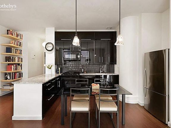 3rd image of 250 Mercer St APT D602
