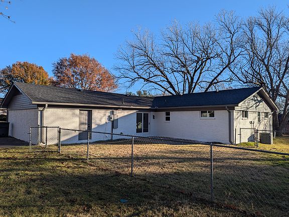 3rd image of 3010 Canterbury Cir