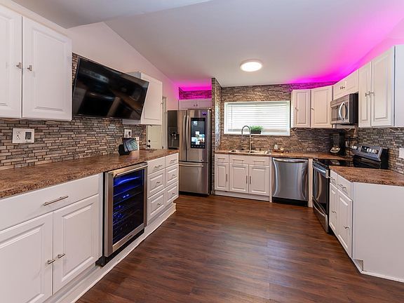 4th image of 6935 Woodhurst Dr