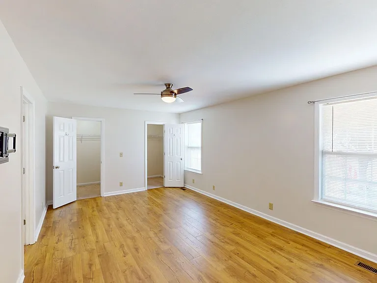 424 Eisenhower Dr — Photo 11