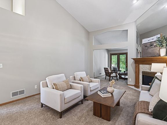 4th image of 11911 Aberdeen St NE