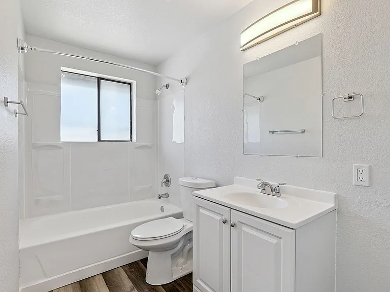 4122 4126 Hoyt Ave — Photo 11