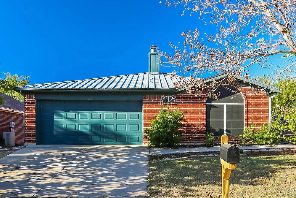 3 bed, 2.0 bath, 1233 sqft, $1,895 — Photo 1