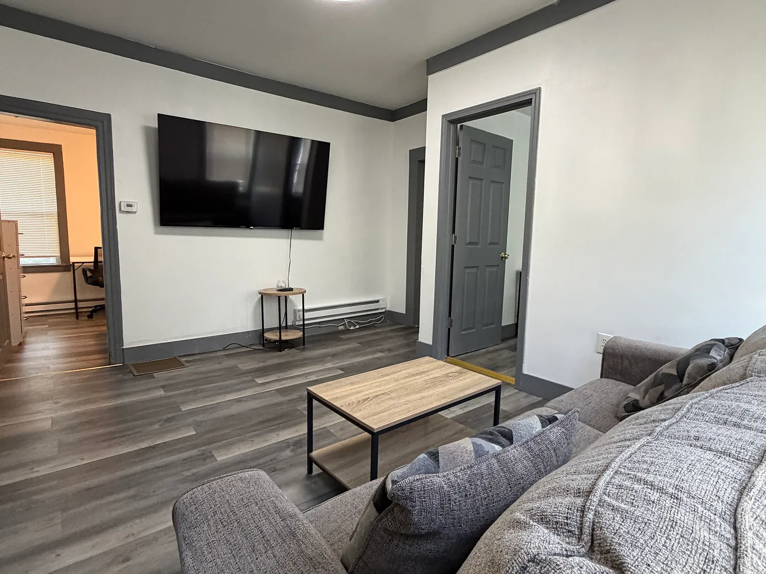 3 bed, 1.5 bath, 1250 sqft, $2,400 — Photo 2