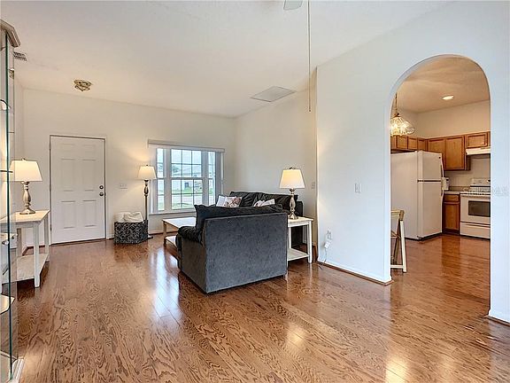 4th image of 208 Amesbury Ln