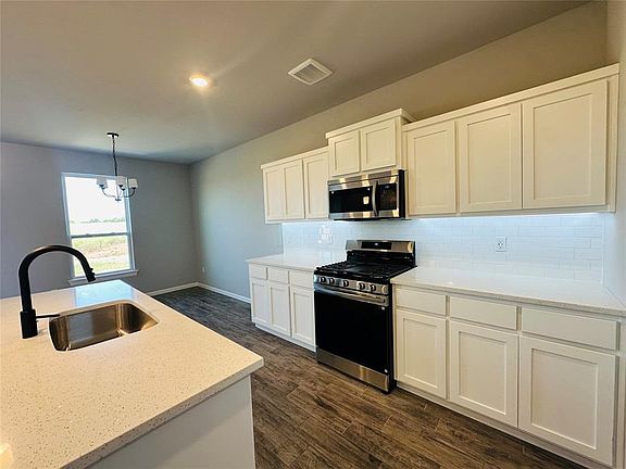 4th image of 4105 Lynford Ln