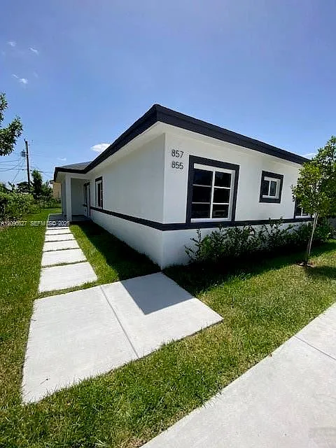 3 bed, 2.0 bath, 1250 sqft, $2,500 — Photo 1
