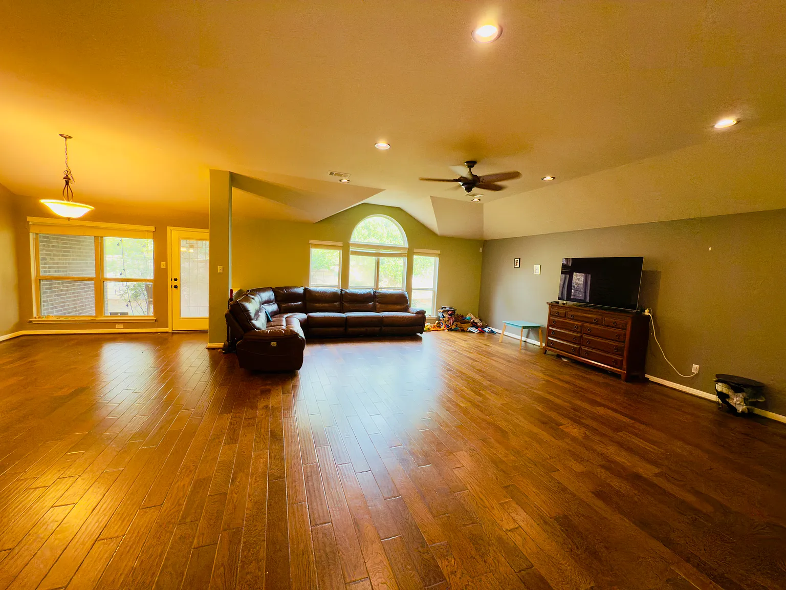 4 bed, 2.5 bath, 2898 sqft, $2,395 — Photo 4