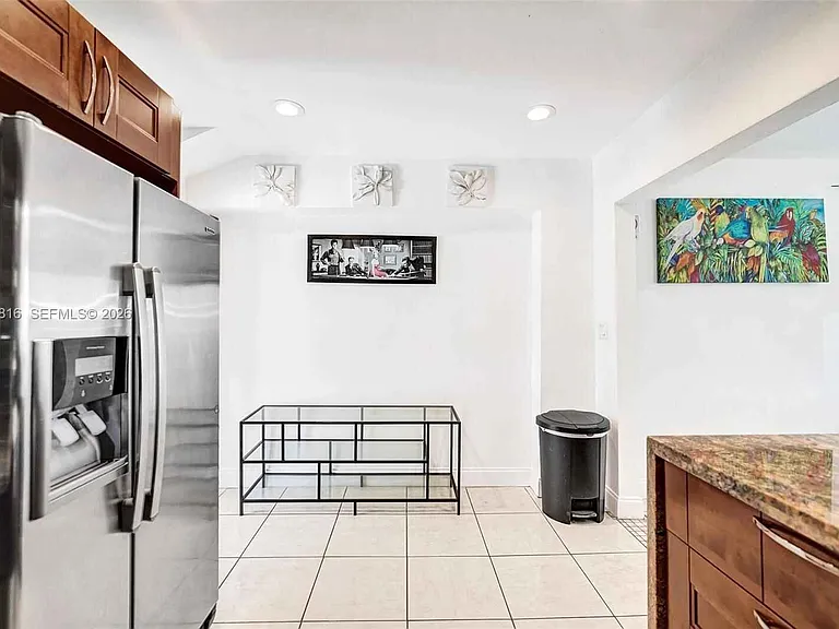 712 SW 7th Ter — Photo 3