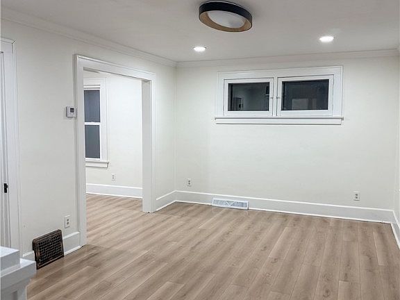5th image of 321 W Wood St