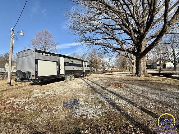 4th image of 401 Kickapoo St