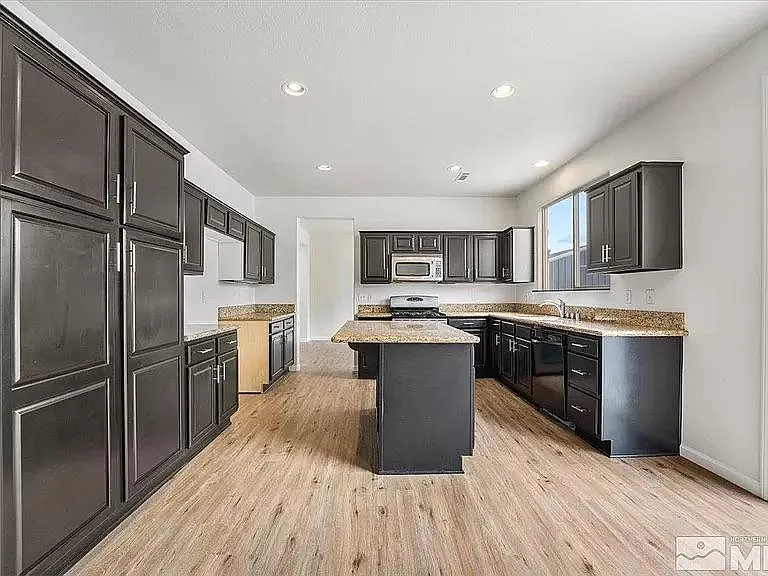 560 Golden Vista Ct — Photo 13