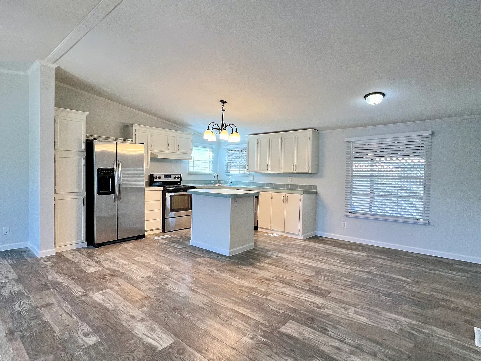 1377 Bradfield Cir — Photo 4