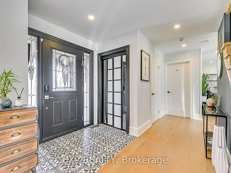 322 Mary St — Photo 4