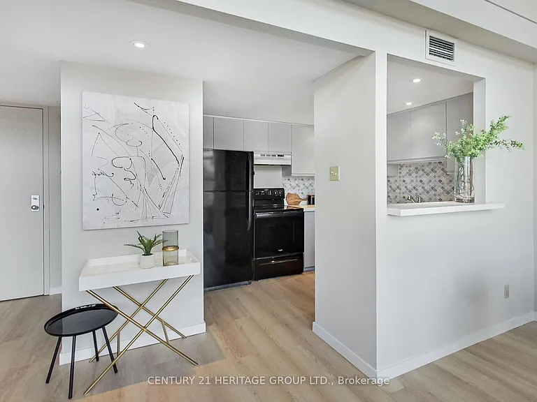 393 King St E #404 — Photo 7