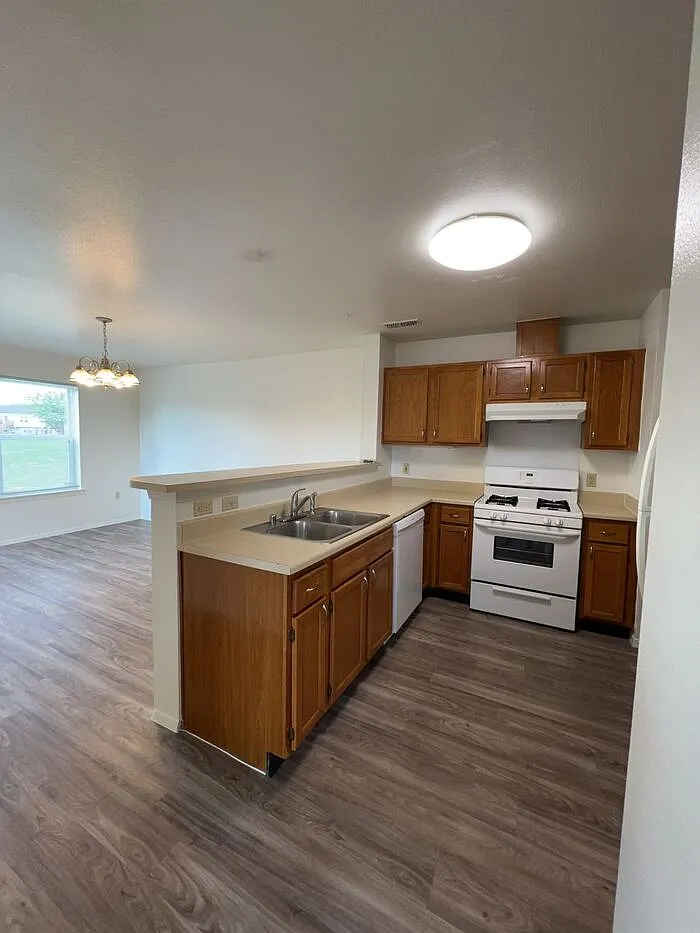 3 bed, 2.5 bath, 1328 sqft, $1,831 — Photo 3