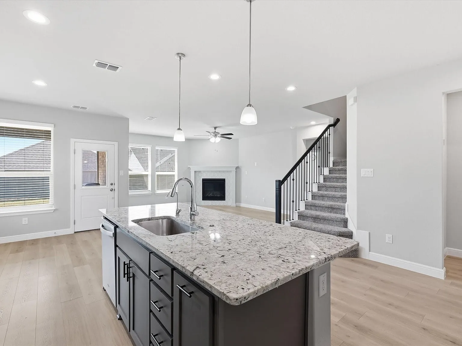 5 bed, 4.0 bath, 2800 sqft, $3,300 — Photo 4
