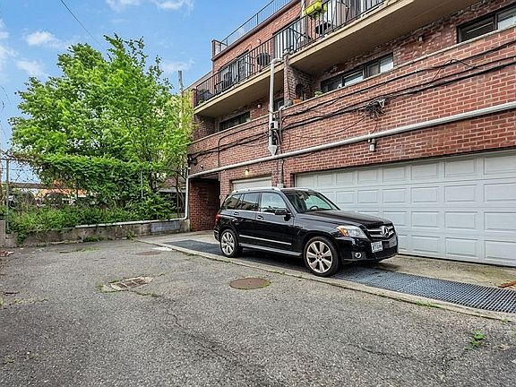 4th image of Steinway St