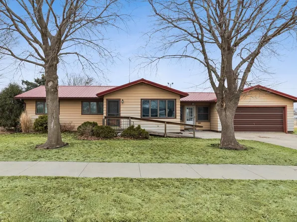 102 8th St, De Witt, IA 52742