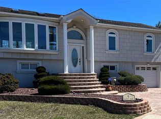 9 Snapper Ct, Lindenhurst, NY 11757