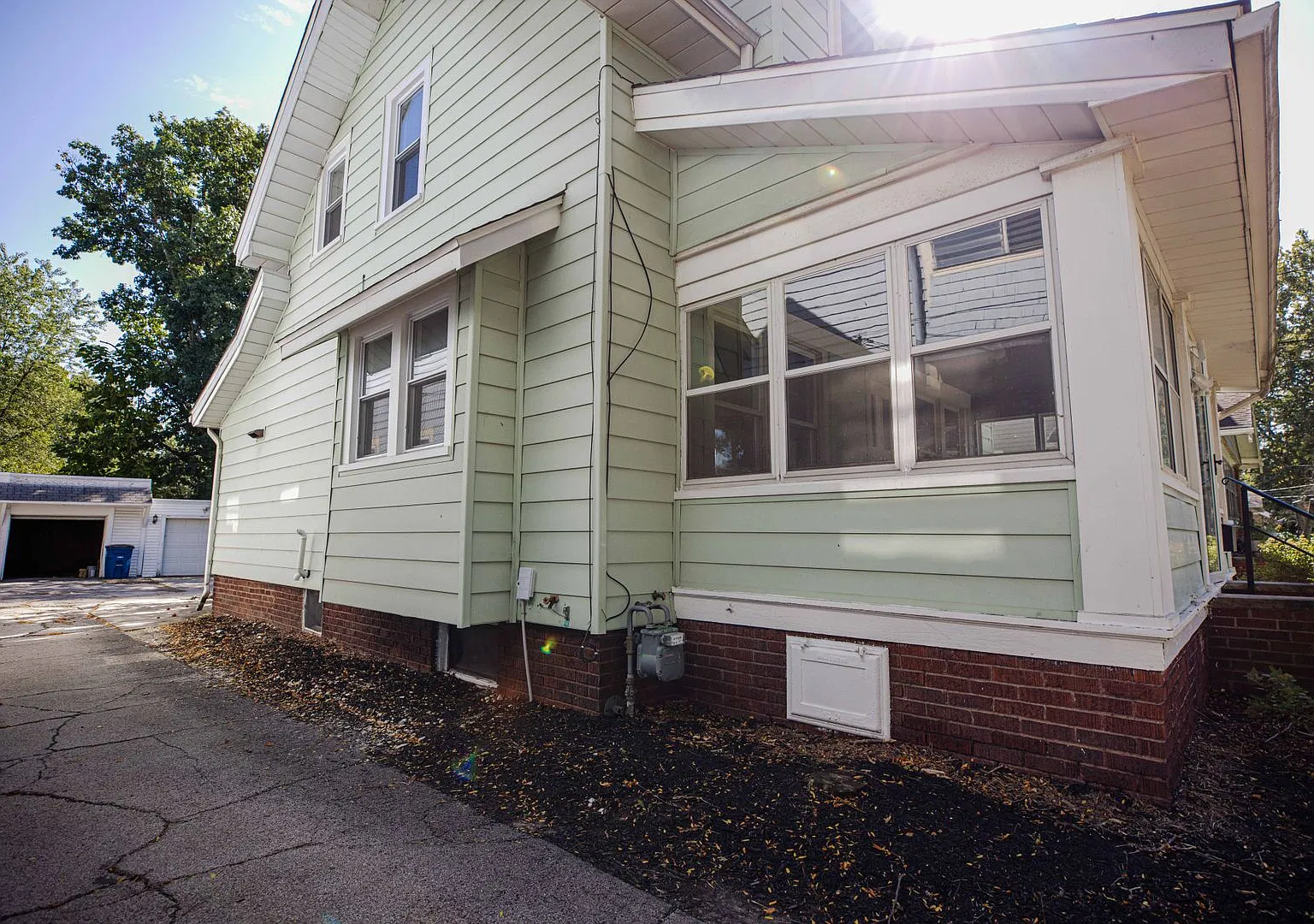 Spacious three bedroom home for rent with large back yard and two car garage on west end — Photo 3