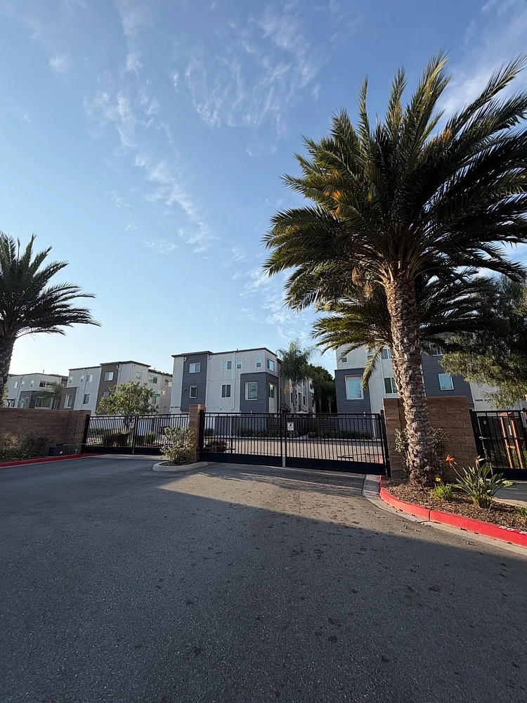 3 bed, 3.5 bath, 1920 sqft, $6,499 — Photo 1