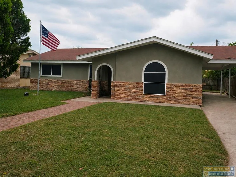 14 Laura Ln — Photo 1