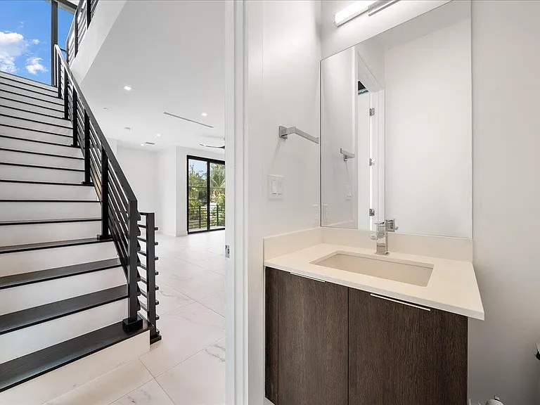 1052 N Victoria Park Rd — Photo 18