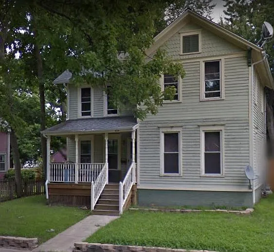 423 Dennis St photo 1