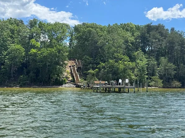 17 Wicomico Dr, Burgess, VA 22432