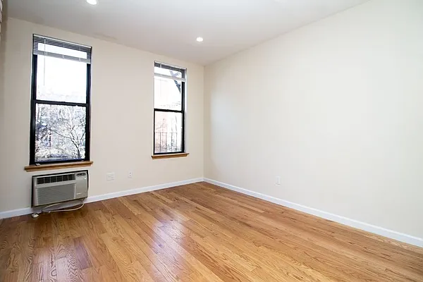 Rented by EXR | media 9